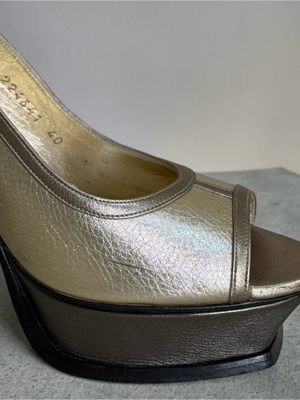 Yves Saint Laurent Gold Metallic Peep-Toe Slingback Platform Heels! Size 9.5 /40 - Picture 15 of 16